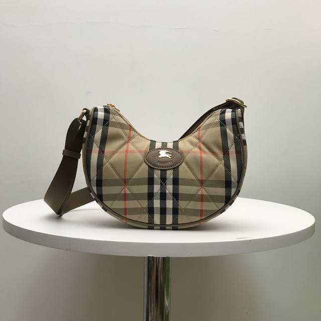 This top-quality original crossbody bag from B&Q is inspired by the elegance of