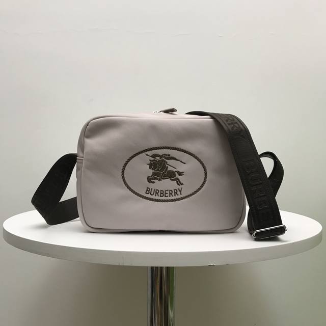 Bur's top original crossbody bag, decorated with a knight's seal in fine woven t
