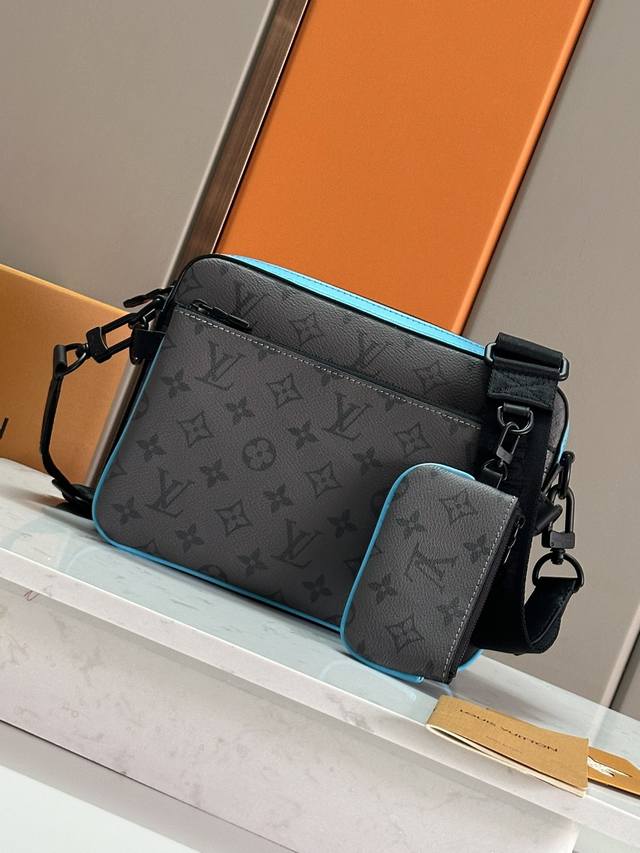 Top original model: M11648 Original development, this Trio messenger bag is a th