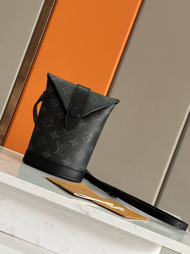 Top-grade original development, all-steel hardware This Envelope Pouch handbag i