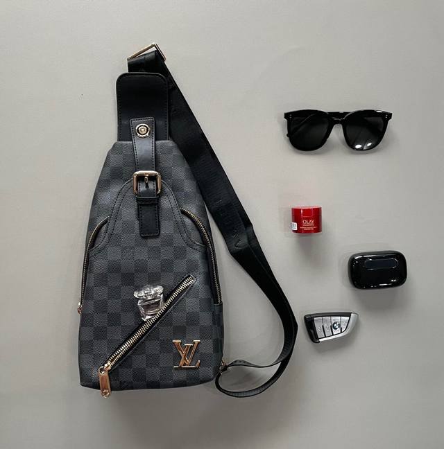 P, V style 33103 Out of stock new V chest bag second-hand style, using imported