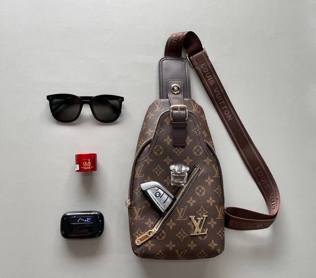 P, V style 33103-1 Out of stock new V chest bag second-hand style, using importe