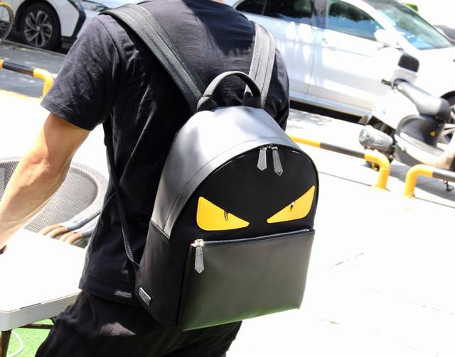 Model: 33205-1 Fendi Fendi counter new cloth and leather backpack shipped Fendi