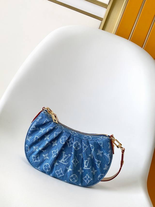 M13571 Top original dynamic 163Pochette Valley handbag is made of Monogram cotto