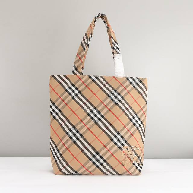 Spacious tote bag in Burberry check with lining in Burberry check. Lightweight w