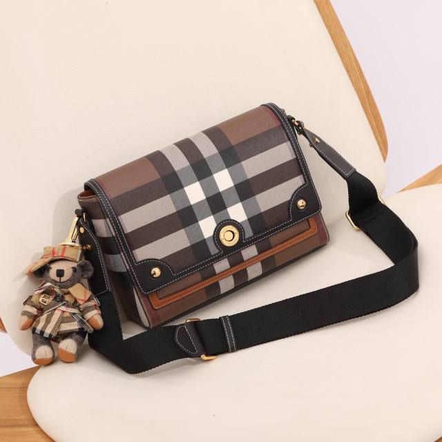 New Note crossbody bag for early spring. Made of grained leather and Vintage che