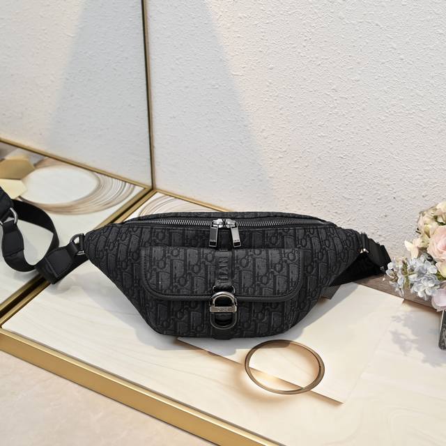 This Dior waist bag is a new product for Dior in spring 2025. It is fashionable