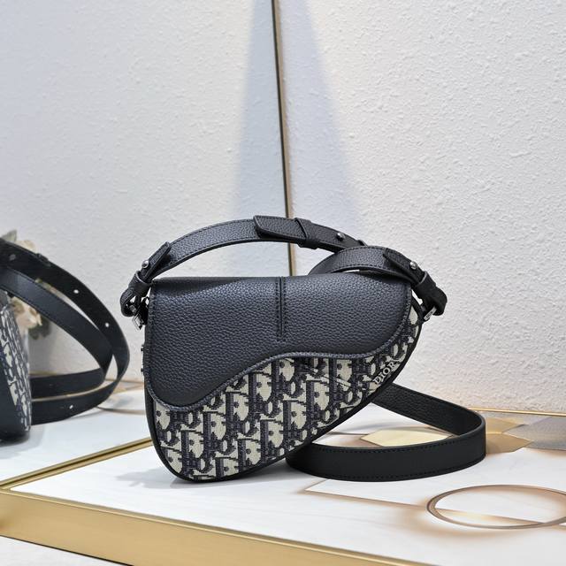 Oblique This saddle bag is a modern interpretation of the classic design. Decora