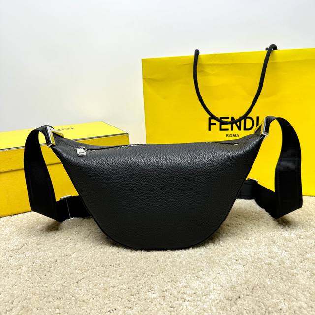Original quality new crescent messenger bag for autumn and winter, exclusive gen
