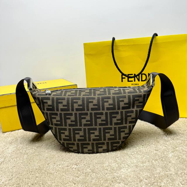 Original quality new crescent messenger bag for autumn and winter, exclusive gen