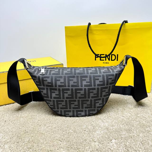 Original quality new crescent messenger bag for autumn and winter, exclusive gen