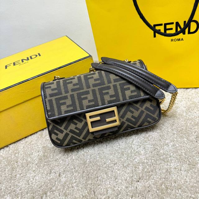 Medium signature Baguette bag with chain. Made of jacquard fabric with brown sig