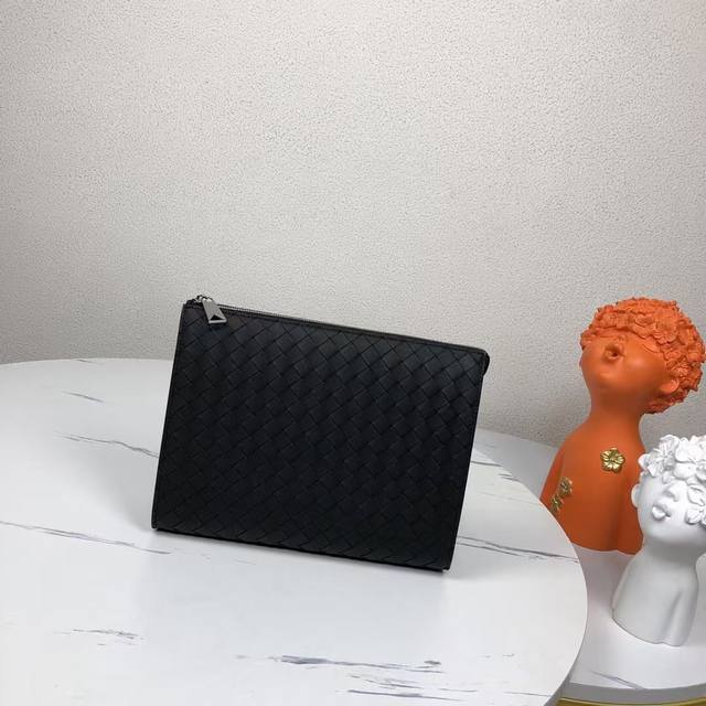 New woven vertical clutch bag The clutch adopts the classic woven design of Bv.