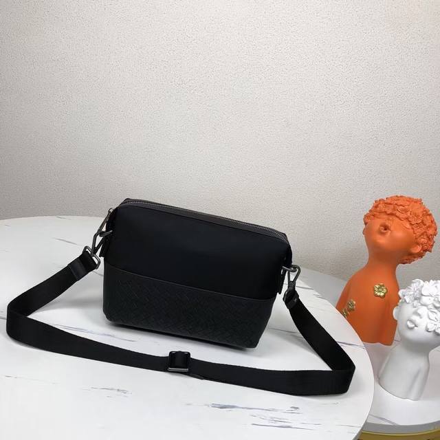Bv The latest men's shoulder bag original quality official website uses top waxe