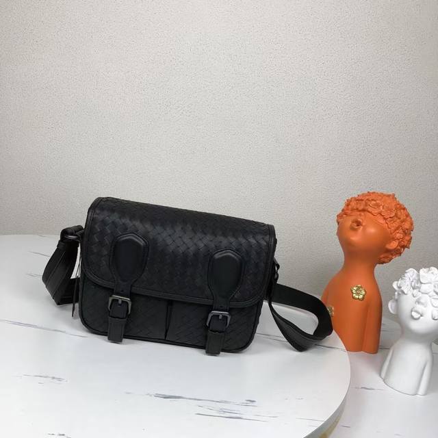 Bv woven messenger bag is a popular item. This messenger bag is made of pure han