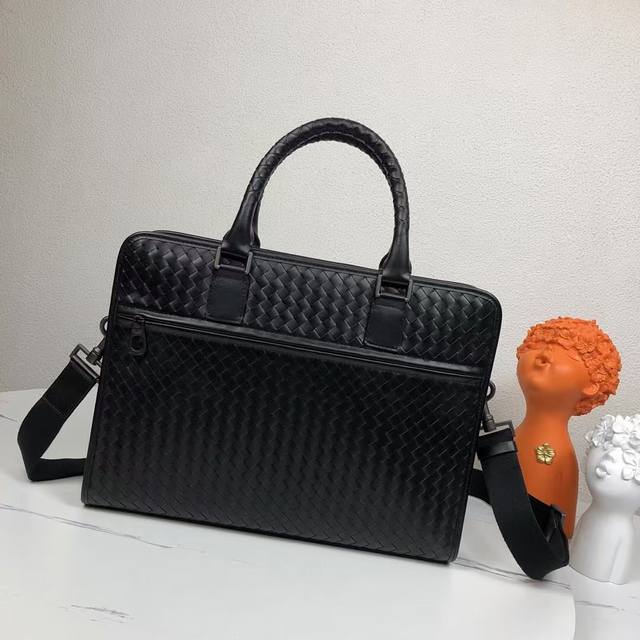 Bottega Venet men's top-level custom briefcase is well-known even without the lo