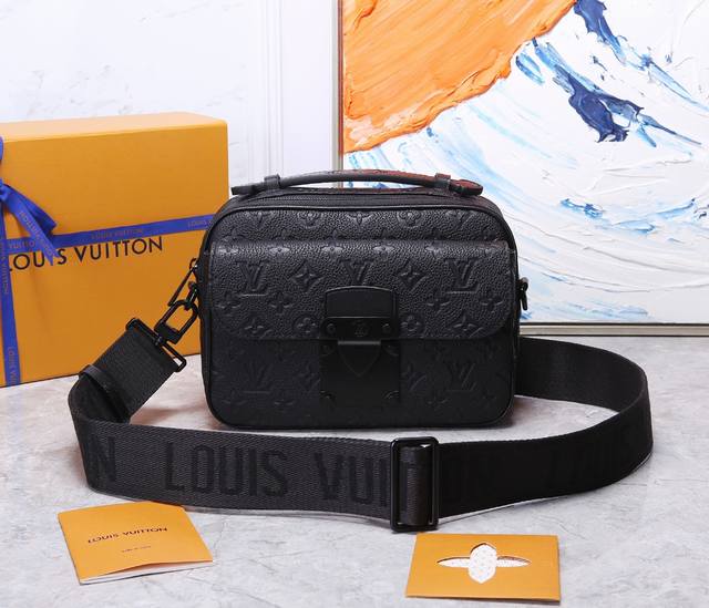Top Original M58489 This S Lock messenger bag is made of soft Taurillon leather