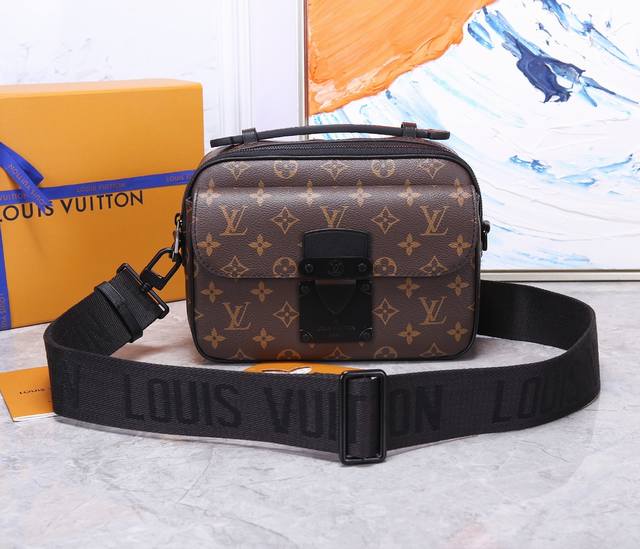 Top-grade original development, all-steel hardware This S Lock messenger bag is