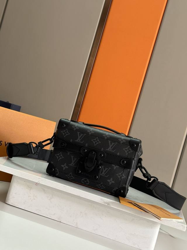 Top-grade original development, all-steel hardware This Soul Trunk handbag is ma