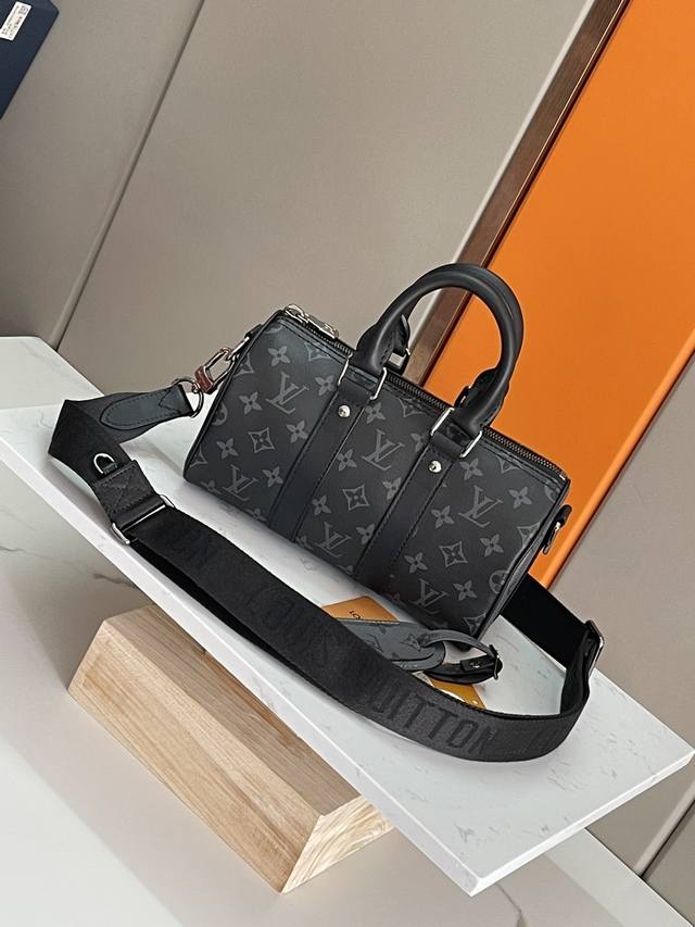 Top-grade original design, all-steel hardware This Keepall 25 handbag is made of