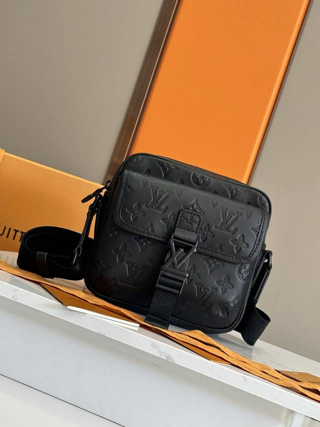 Top original M12516 This Getaway messenger bag has the delicate Monogram embossi