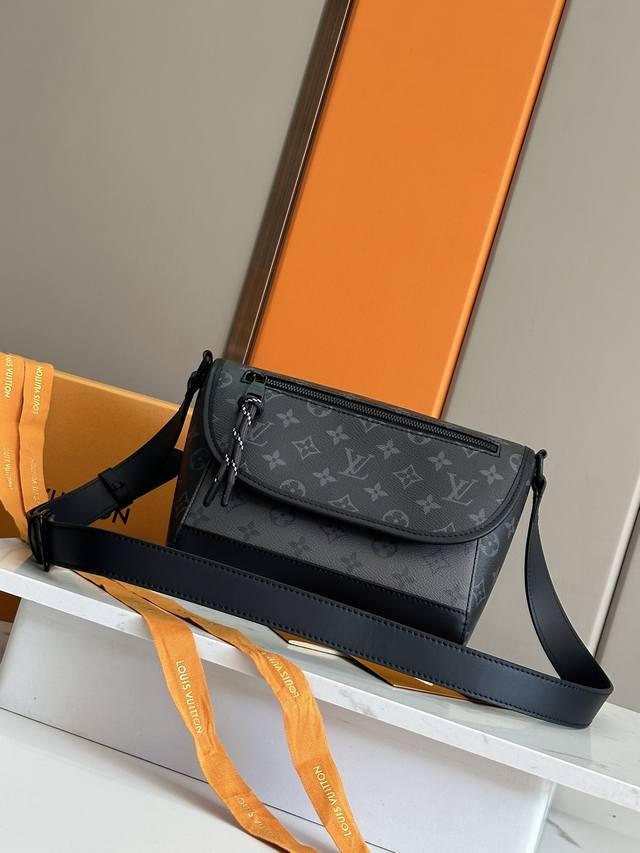Ulse Messenger Bag M12681 Silver Flower This Ulse Messenger Bag is made of Monog