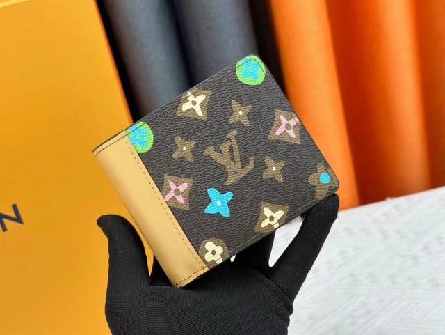 M83334 Coffee Short Wallet This Multiple Wallet is a Monogram Craggy canvas with