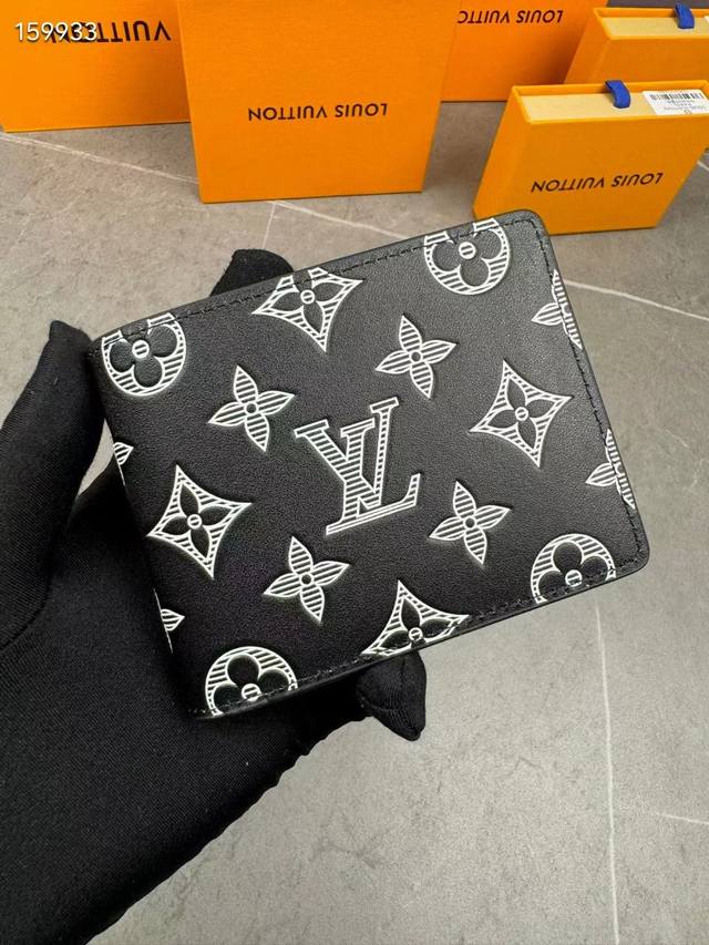 Multiple Wallet M83379 Short Wallet This Louis Vuitton Multiple Wallet has a cle