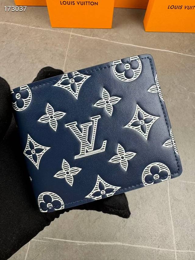 Multiple Wallet M83379 Short Wallet Gray This Louis Vuitton Multiple Wallet has