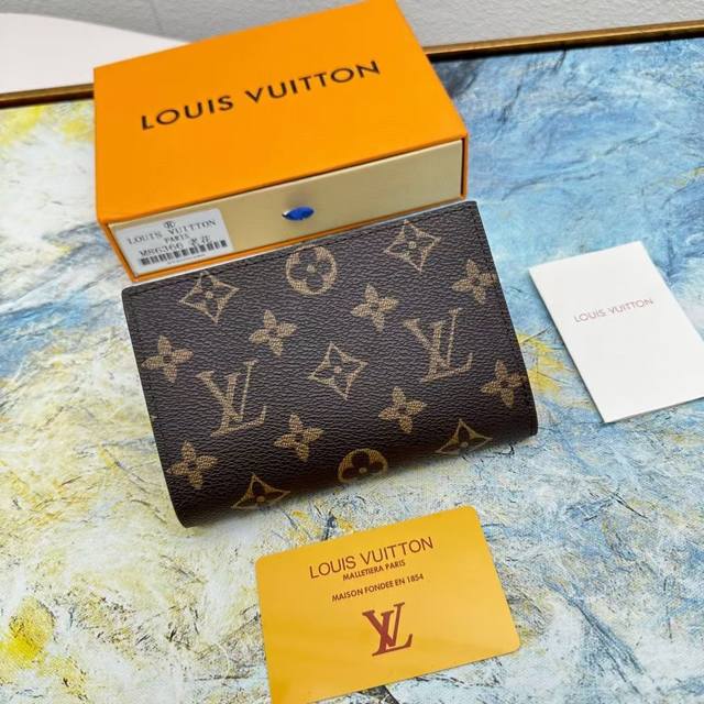 M86366 This multi-style wallet is made of canvas and can carry credit cards, ban