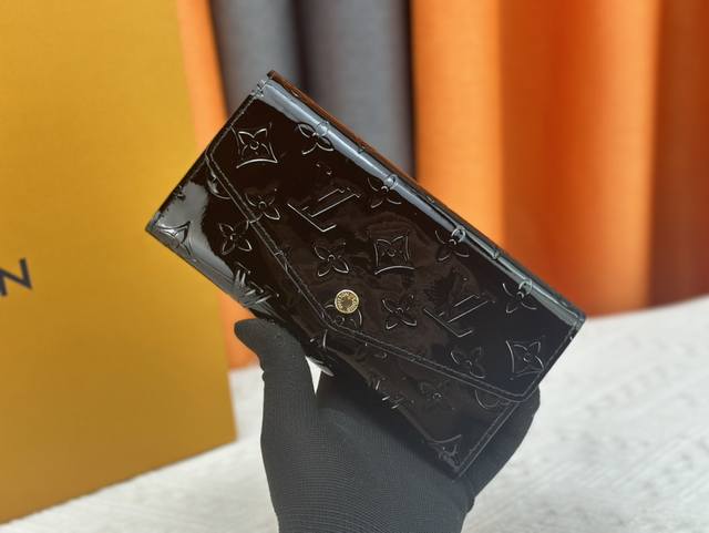 M60531-60668 Color inside This envelope wallet is made of elegant Monogram canva