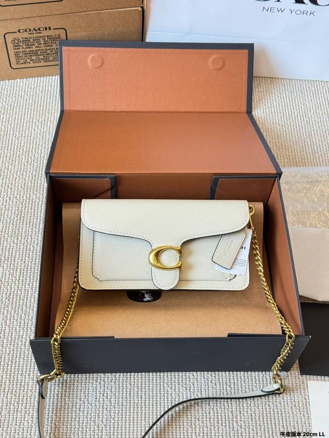 Cowhide version Coach's new Tabby series Tabby Wristlet The Tabby family hasn't