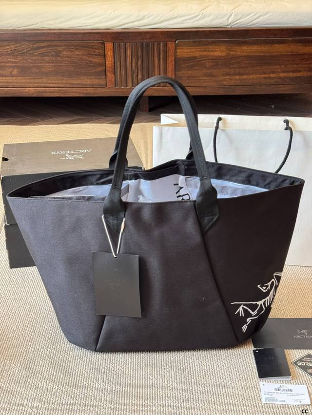 Carrier 45 Gear Tote Arc'teryx A new colorway of the Arc'teryx Carrier 45 Tote T