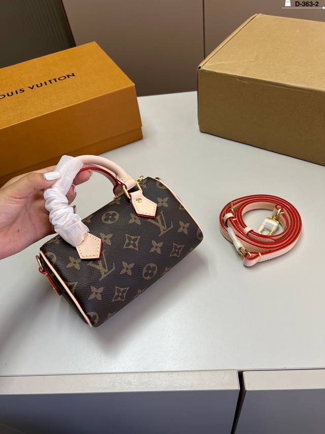 color-changing leather Lv Louis Vuitton pillow bag versatile fashion high value
