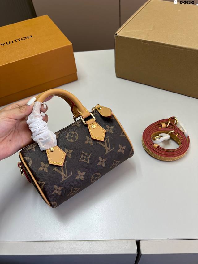Lv Louis Vuitton pillow bag Versatile and fashionable with super high value It i