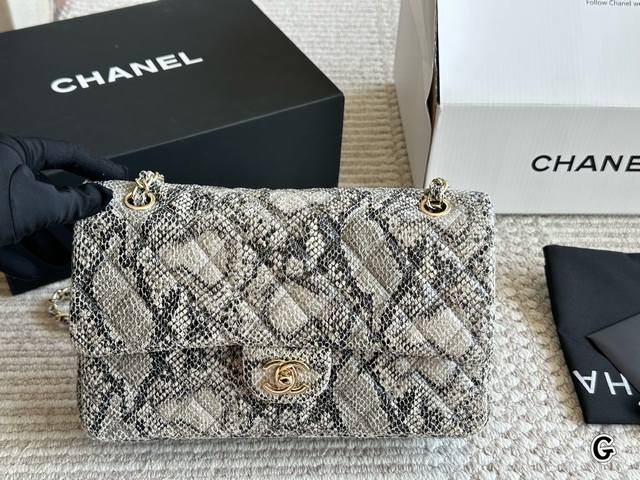 Chanel snakeskin leather Cf Rich girl style You can tell at a glance that this b