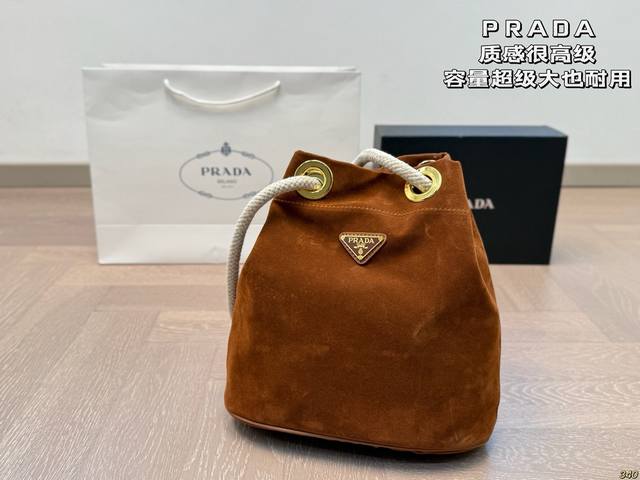 Prada The texture is very high-end The capacity is super large and very durable