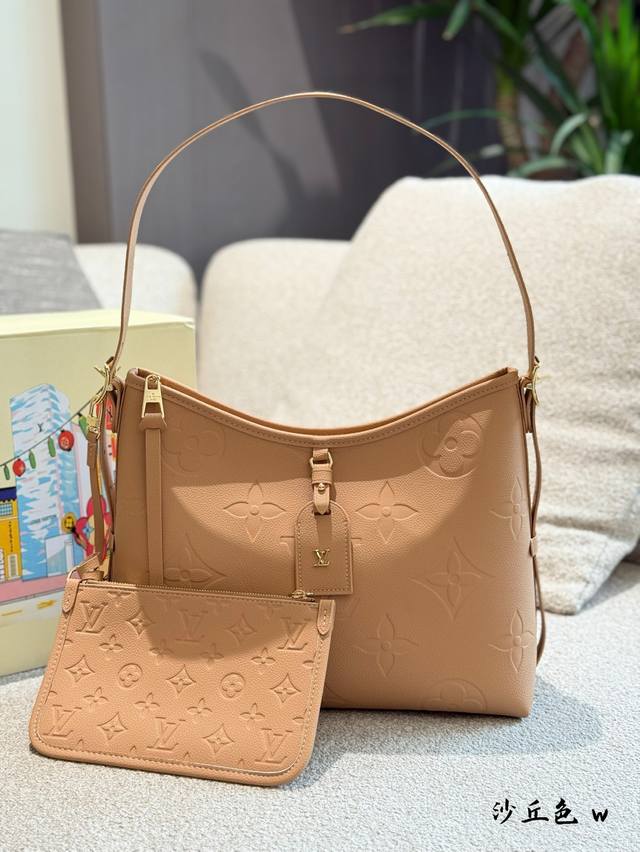 Carryall full leather Size: 29.5X24X12Cm Dune color combination Secure opening a