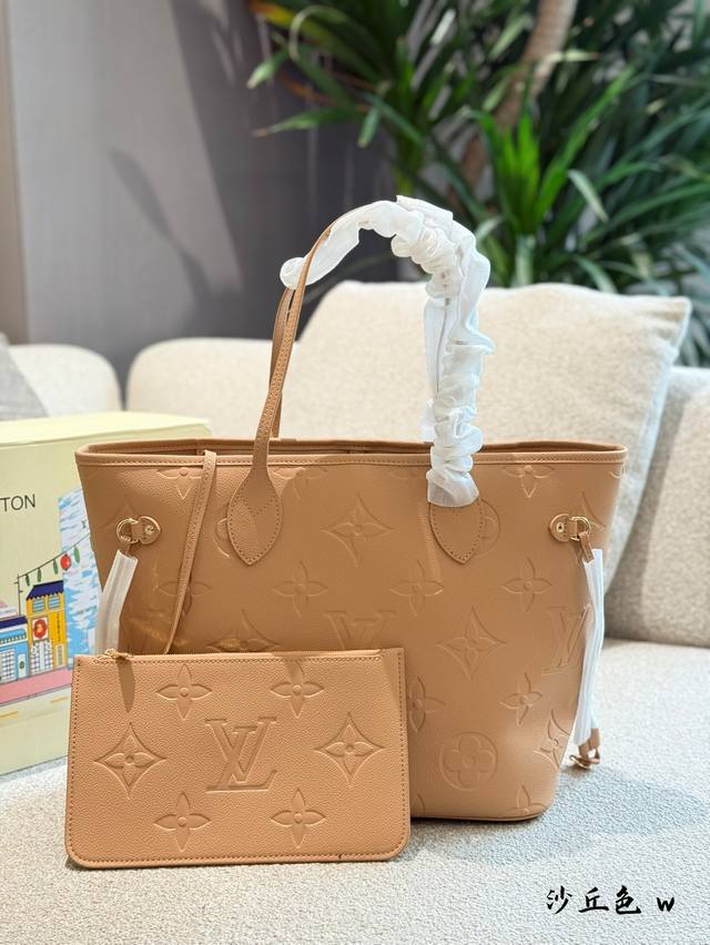 Come and have a look, this Neverfull medium handbag is made of Monogram Empreint