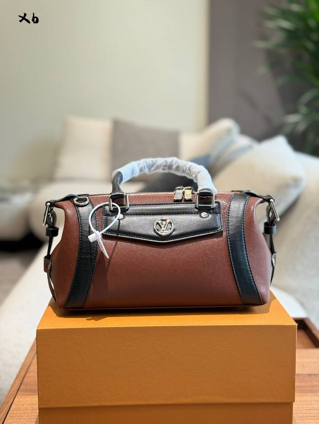 Chip Edition [Lv Biker Small Handbag] M14514 Black made a striking appearance on