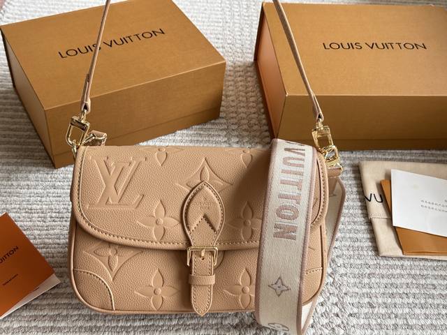 Early Spring Series New Product Diane Baguette Lv Equipped with a leather should
