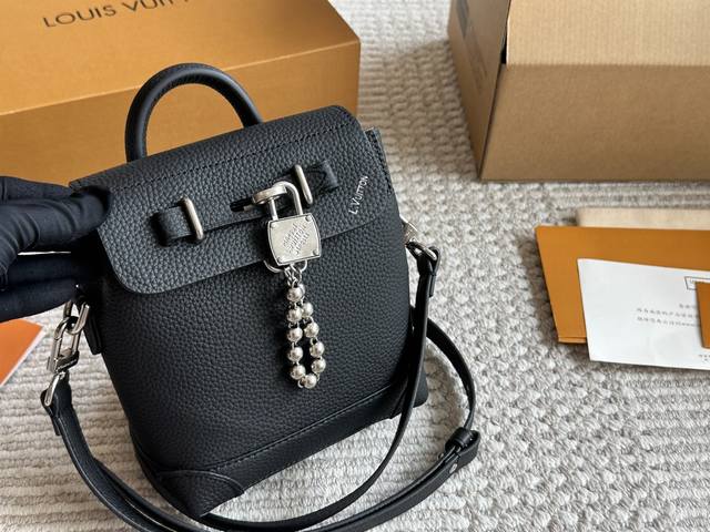 Lv new men's bag, both colors are very good-looking Pharrell Williams uses Lv Co