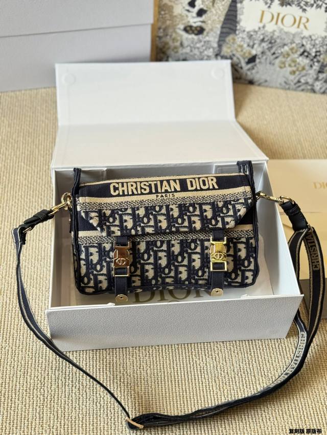 Replica original cloth Dior's new Camp messenger bag The neat buckle design is b