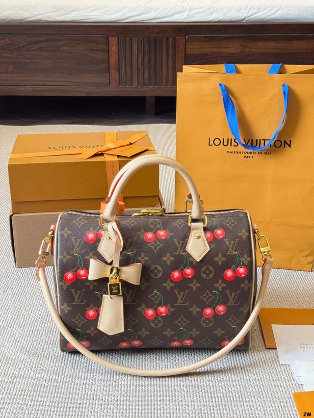 Lv Speedy pillow bag Lv Speedy 30cm pillow bag, no matter the style, the lining