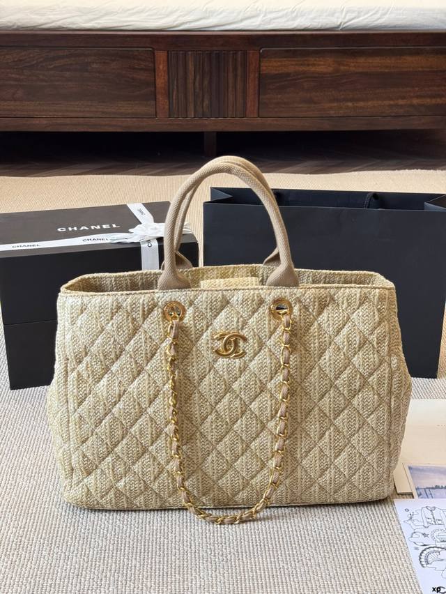 Chanel holiday style straw bag The new spring and summer holiday style is full o