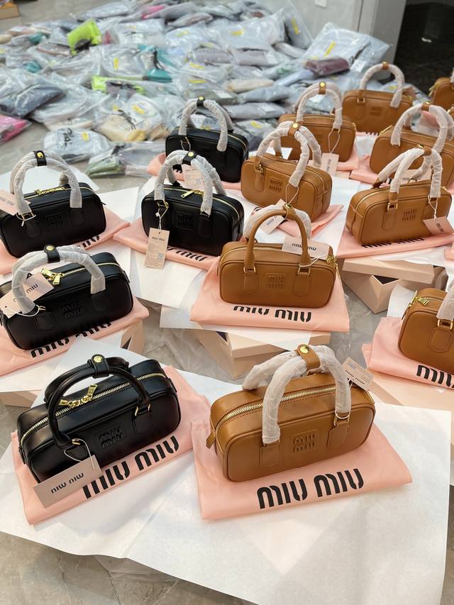 Gift box packaging Miumiu bowling briefcase The bag is just sweet enough! It's h