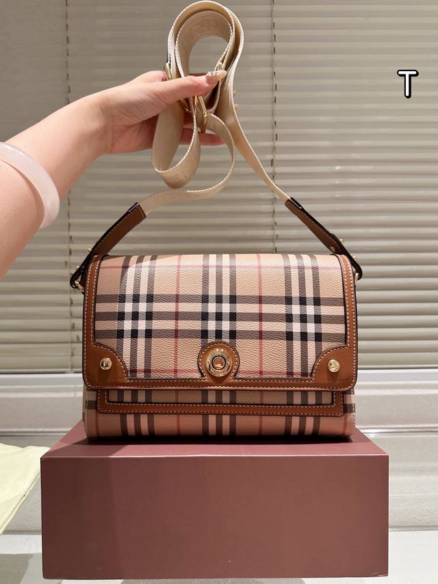 with box Size: 25*18Cm Burberry classic Magnet messenger bag! It has a vintage t