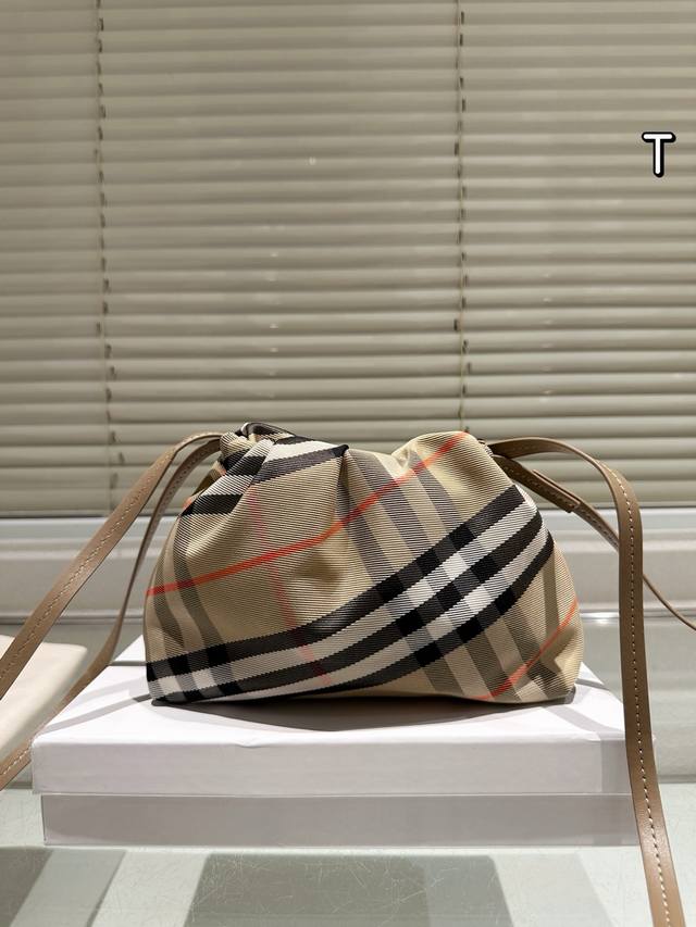 Burberry's versatile bags are so Yyds. Who has not owned a versatile bag yet? Bb