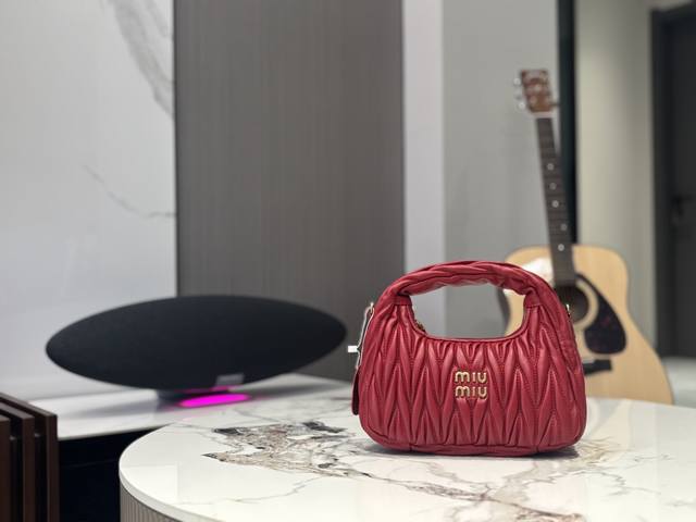 sheepskin Hobo crescent bag The red and hot Miu Miu is out on the street~ The sa