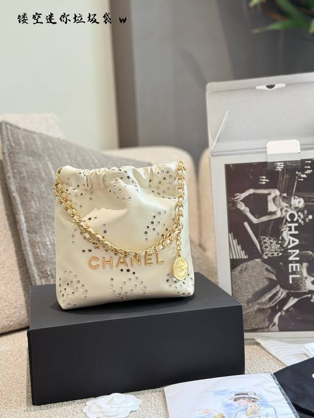 Hollow garbage bag mini This season, Chanel takes "French romance and rebellious